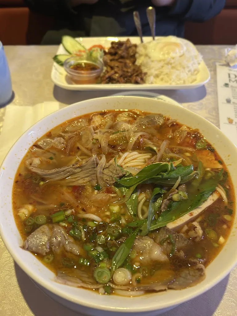 Amber Trinh_Weyburn Noodle House_Weyburn_avis