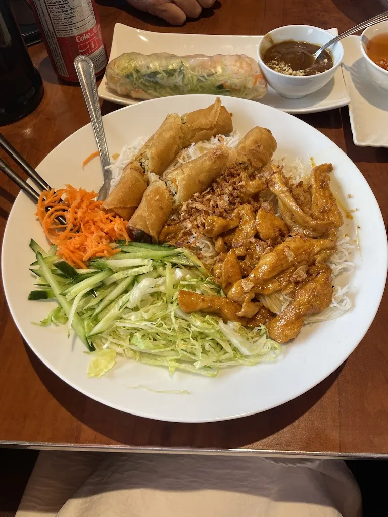 Brie Hallberg_Weyburn Noodle House_Weyburn_review