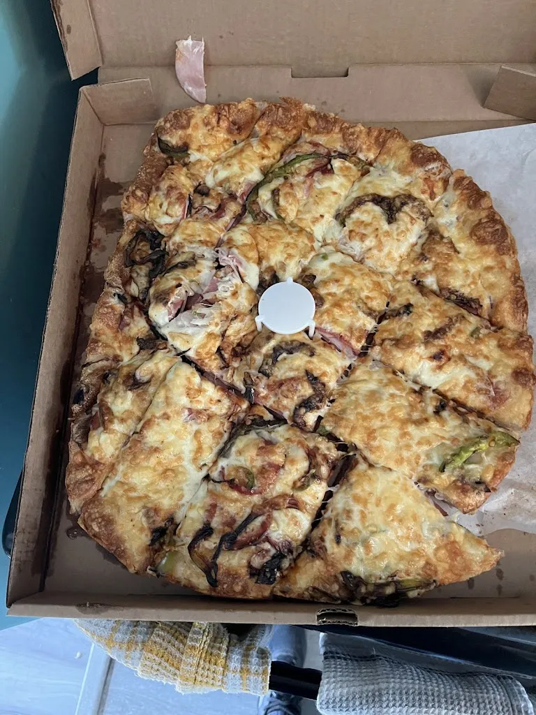 Erin Downing_Trifon's Pizza_Weyburn_reseña