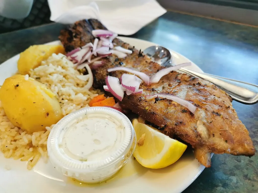 Piros Family Restaurant restaurante en Sundre