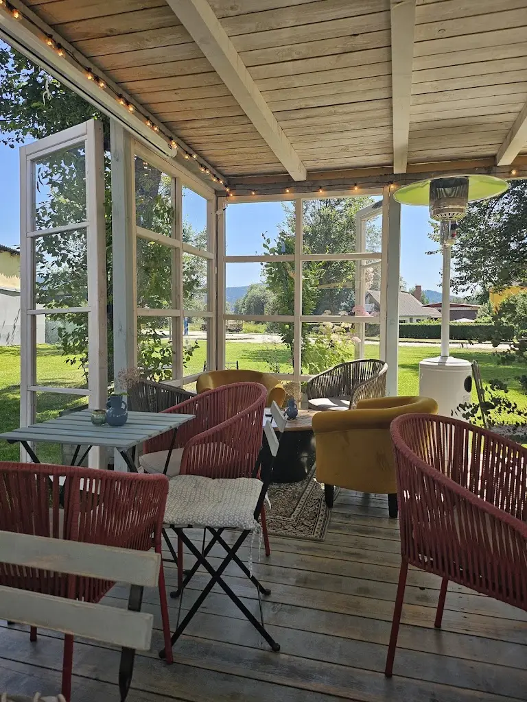 Jasmin Hussain_Café Time_Volary_review