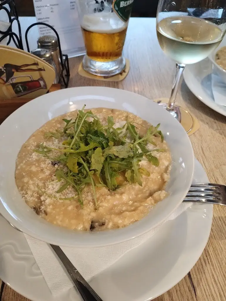 Petra Valová_Posezení na vyhlídce_Bořetice_review