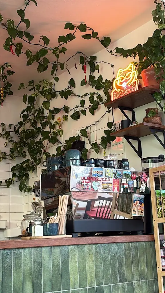 Charly Van Beek_Ba Saigon_Břeclav_review