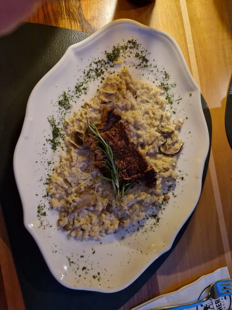 Melissa Roberts_Sherpas Restaurant & Modern Mountain Apartments_Černá Hora_review