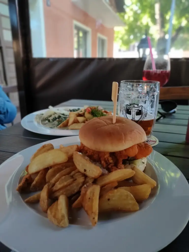 Anděla Třísková_Pizzerie u zajíce_Černá Hora_review