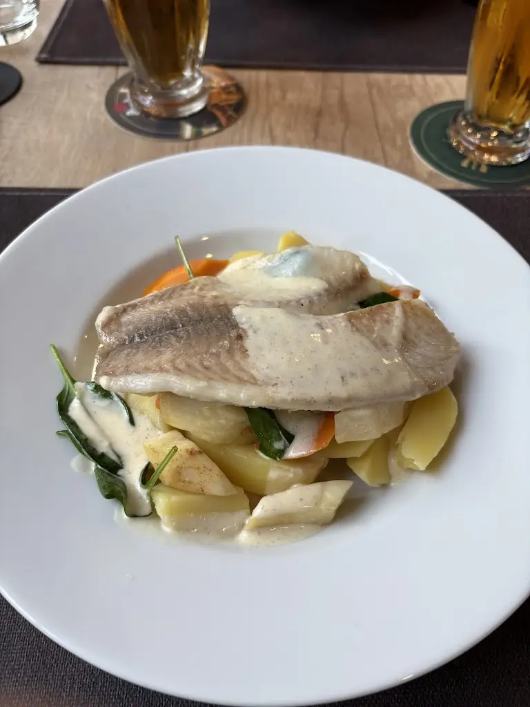 Geoff Coombs_Čtyři sestry - zahradní restaurace_Černá Hora_review