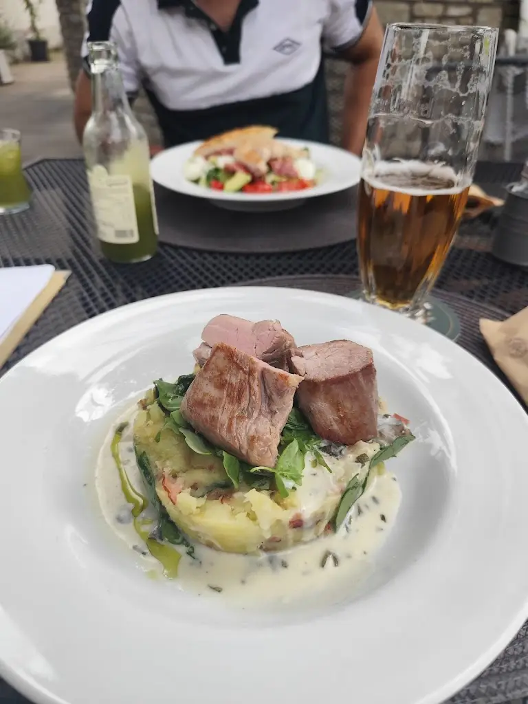 Rafael Peña_Čtyři sestry - zahradní restaurace_Černá Hora_review