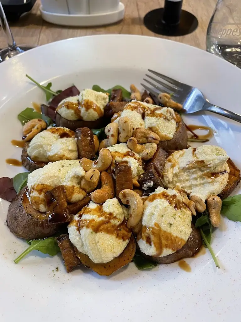 Magda Mejer_Čtyři sestry - zahradní restaurace_Černá Hora_review