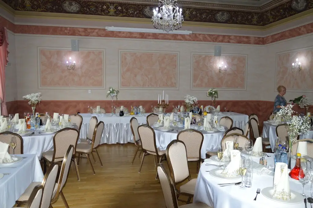 Reštaurácia, kaviareň a terasa & Hotel JELEŇ_Hlohovec_slider_image_1