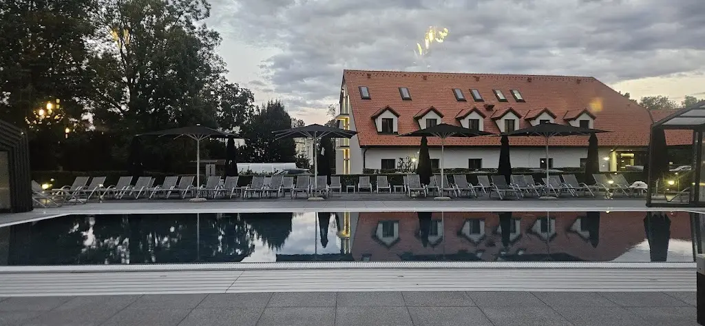 Ariel V_HRANIČNÍ ZÁMEČEK_Hlohovec_review