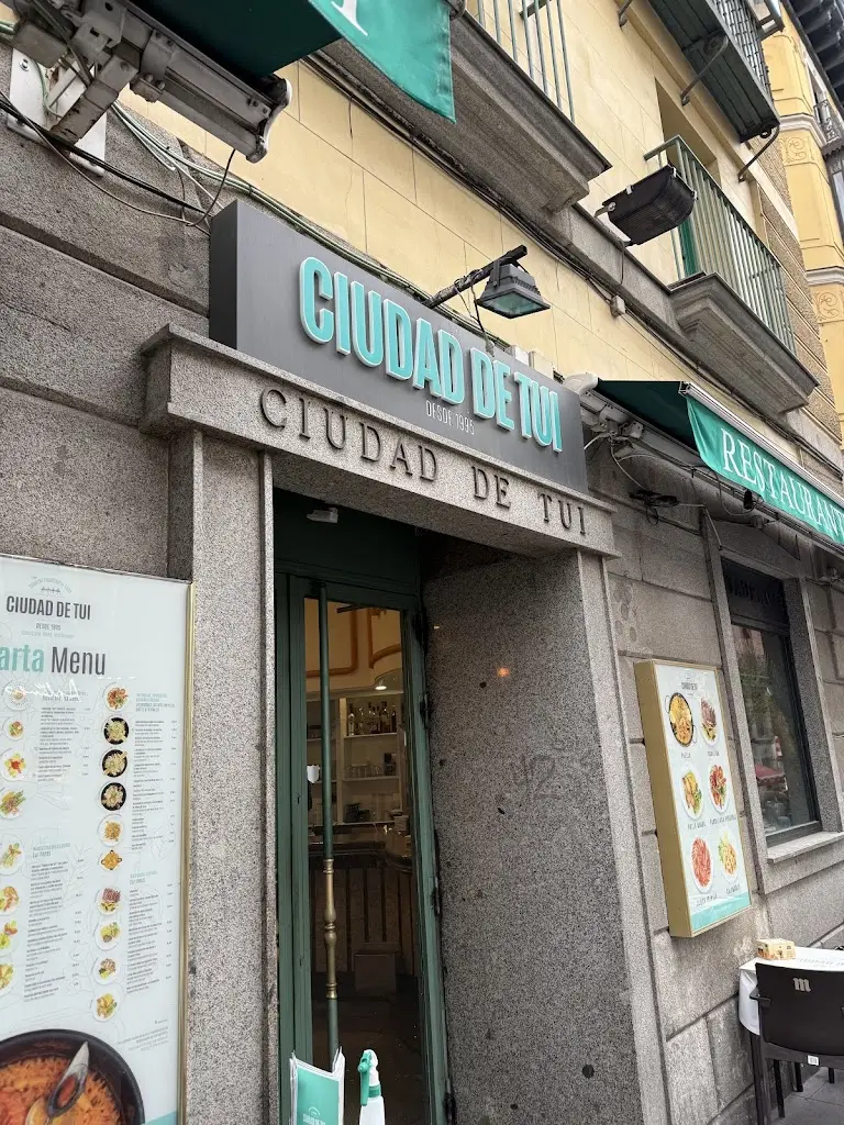 Rory Cabral_Ciudad De Tui_Borek_recensione