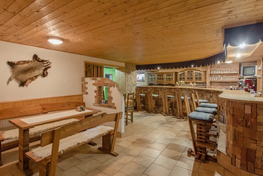 Restaurace a penzion pod Šumárníkem restaurant in Hroznová Lhota