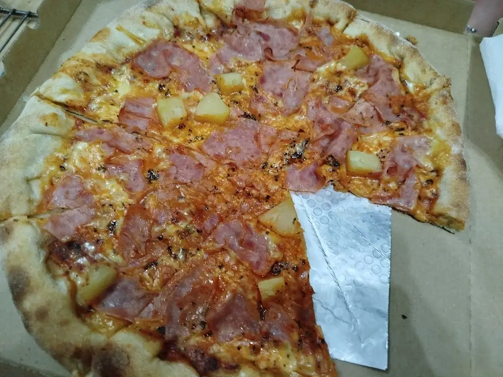 Dušan Kadlečík_Pizzerie Adares výdejní okénko s rozvozem_Hrušky_review