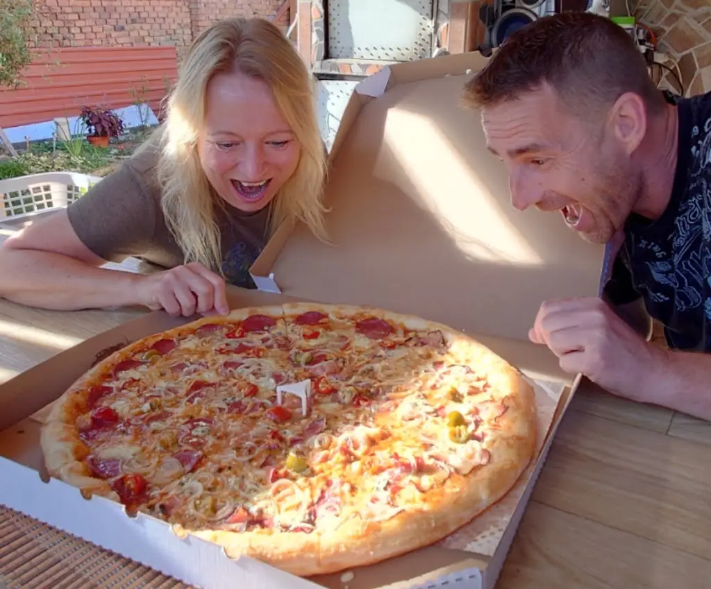 Monika Schwarzova_Pizzerie Adares výdejní okénko s rozvozem_Hrušky_review