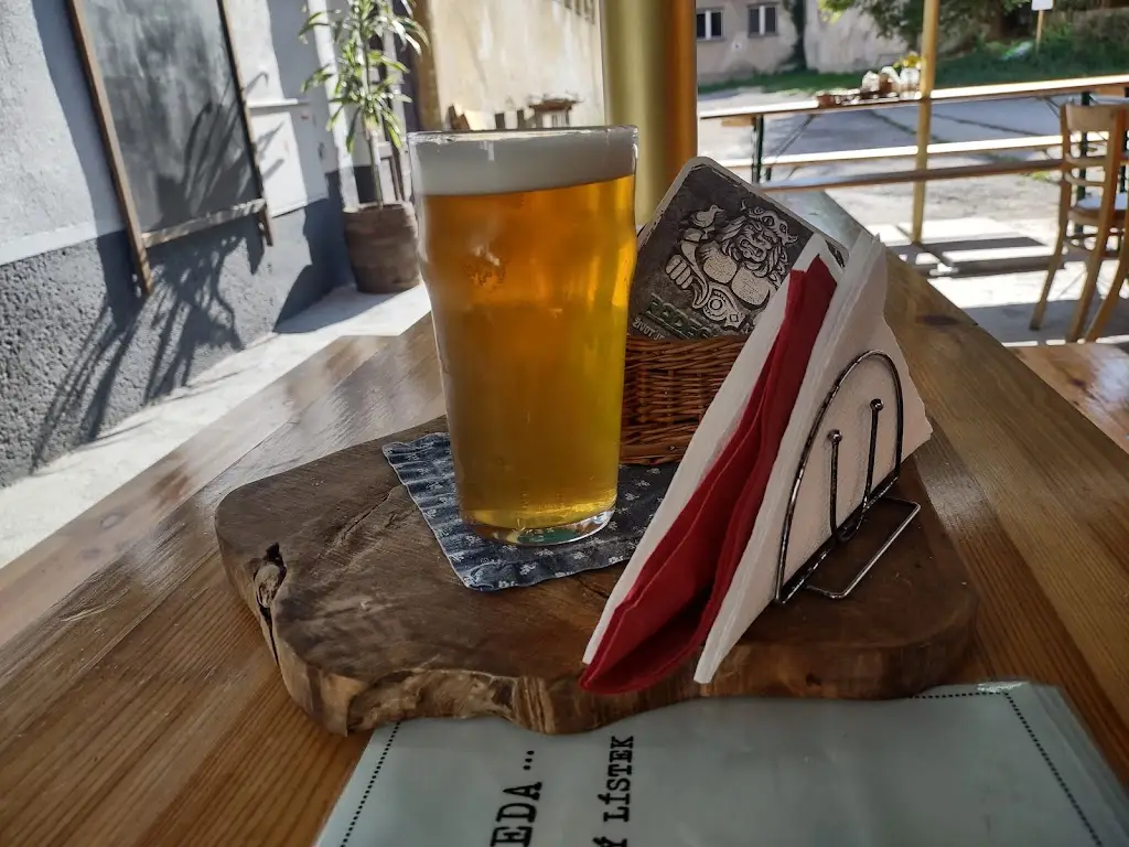 Andy Kirushchanka_Beseda_Klobouky_review