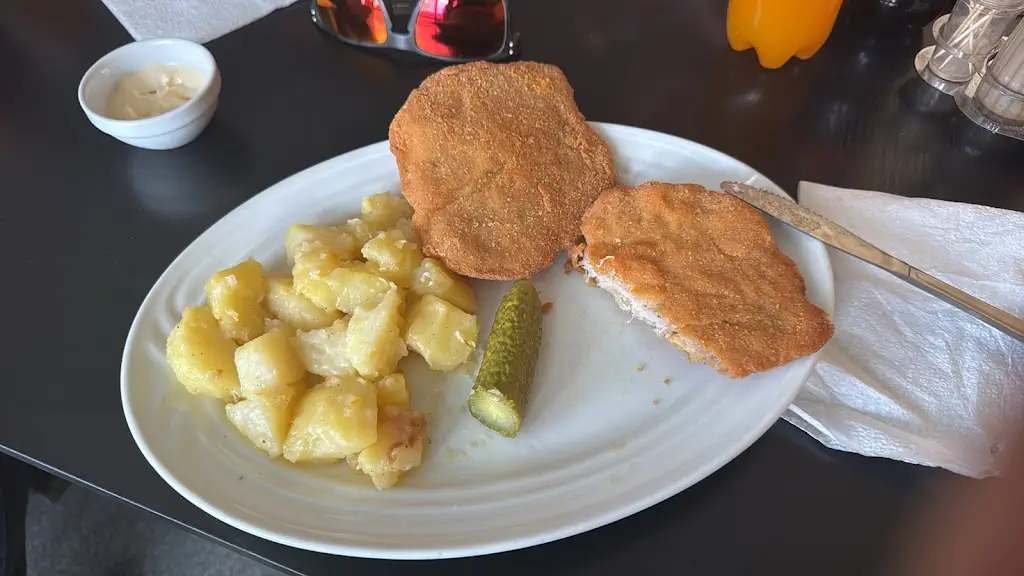 Balázs Strobl_Motorest Na Celnici D2 - Bistro - Market_Lanžhot_recensione