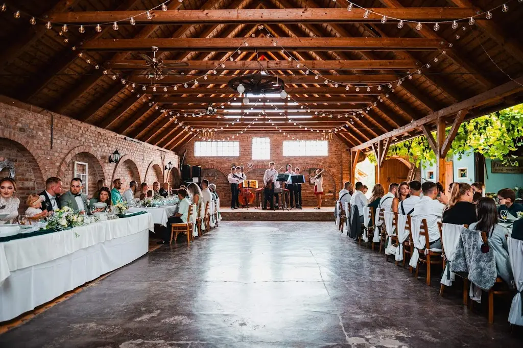 Stanislav Moos_Hostinec U Bartošů_Lanžhot_review