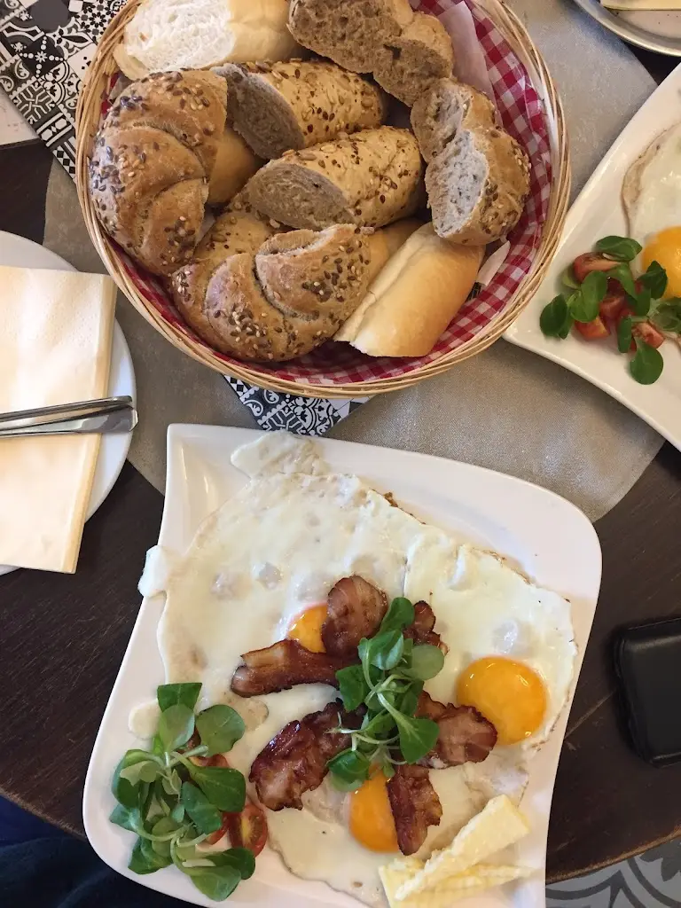 Jocelyn Leyva Santoyo_Longus_Kyjov_review