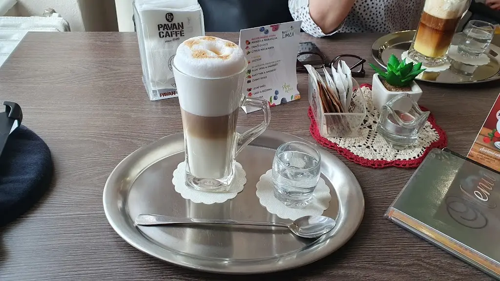 Rodinná cukrárna a kavarna Šarlotka_České Velenice_slider_image_2