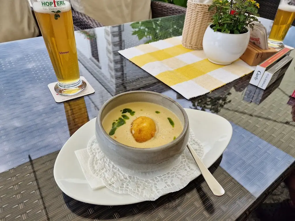 Czer Berus_Stadtwirtshaus Hopferl_České Velenice_review