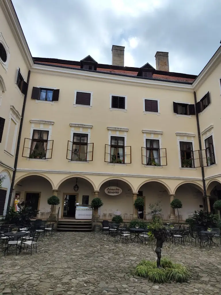 Bohumír Bednář_Zámecká kavárna Milotice_Milotice_review