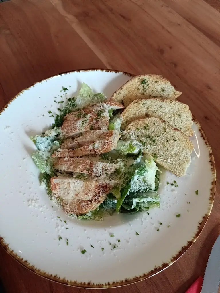 Petra Frost_𝐓𝐨𝐦𝐦𝐲 𝐏𝐢𝐳𝐳𝐚 & 𝐁𝐮𝐫𝐠𝐞𝐫_Mikulov_review