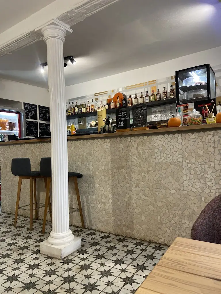 𝐓𝐨𝐦𝐦𝐲 𝐏𝐢𝐳𝐳𝐚 & 𝐁𝐮𝐫𝐠𝐞𝐫_Mikulov_slider_image_3