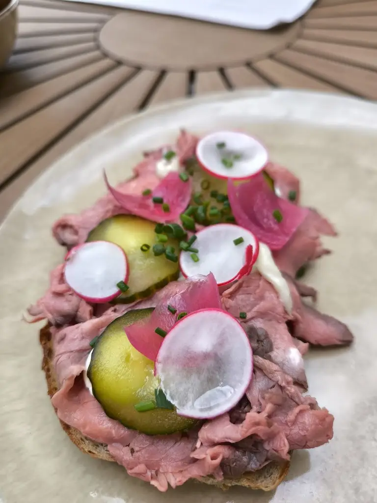 BARKER PERFORMANCE_Popie’s_Mikulov_review