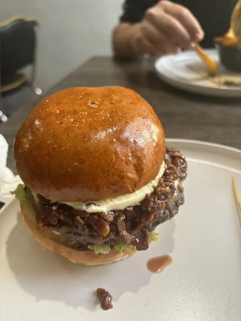 Kalliopi Niamonitou_Hadog_České Budějovice_review