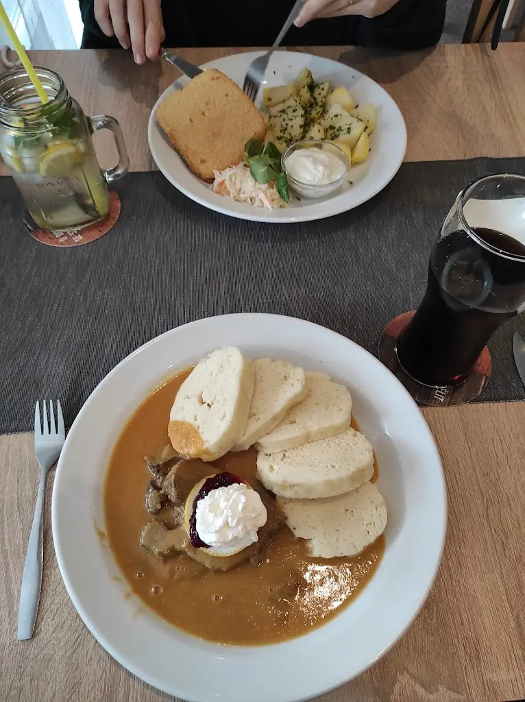 Luiz Felipe Medeiros Paiva_Restaurace Rozsocháč_Rosice_review