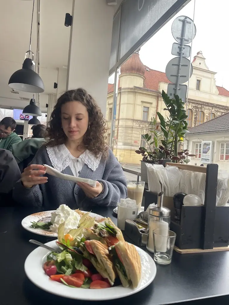 Yash Joshi_Café Gusto_Říčany_review