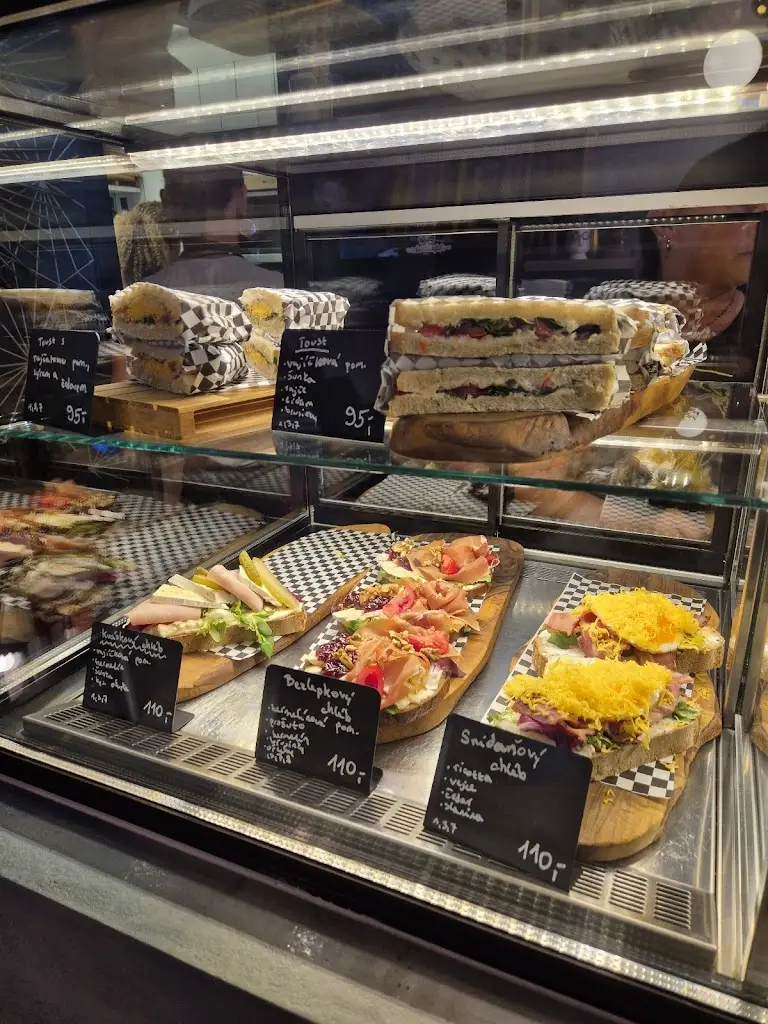 Gabriel Bueno Aoki_Gabi Café_Říčany_review