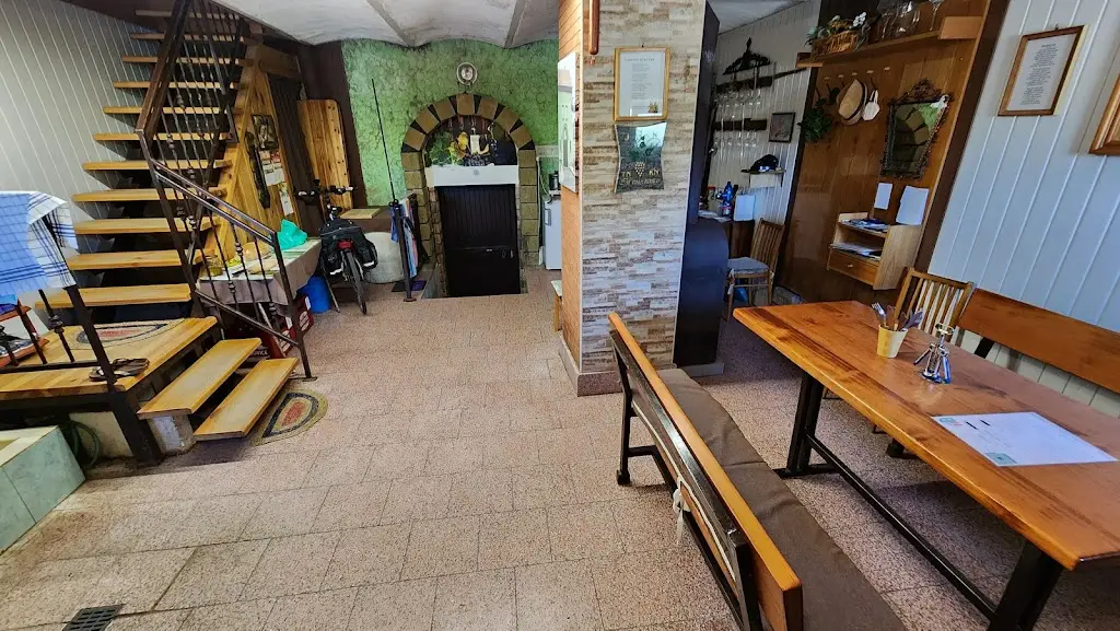 Vinný sklep U kamenného stolu restaurant in Šardice