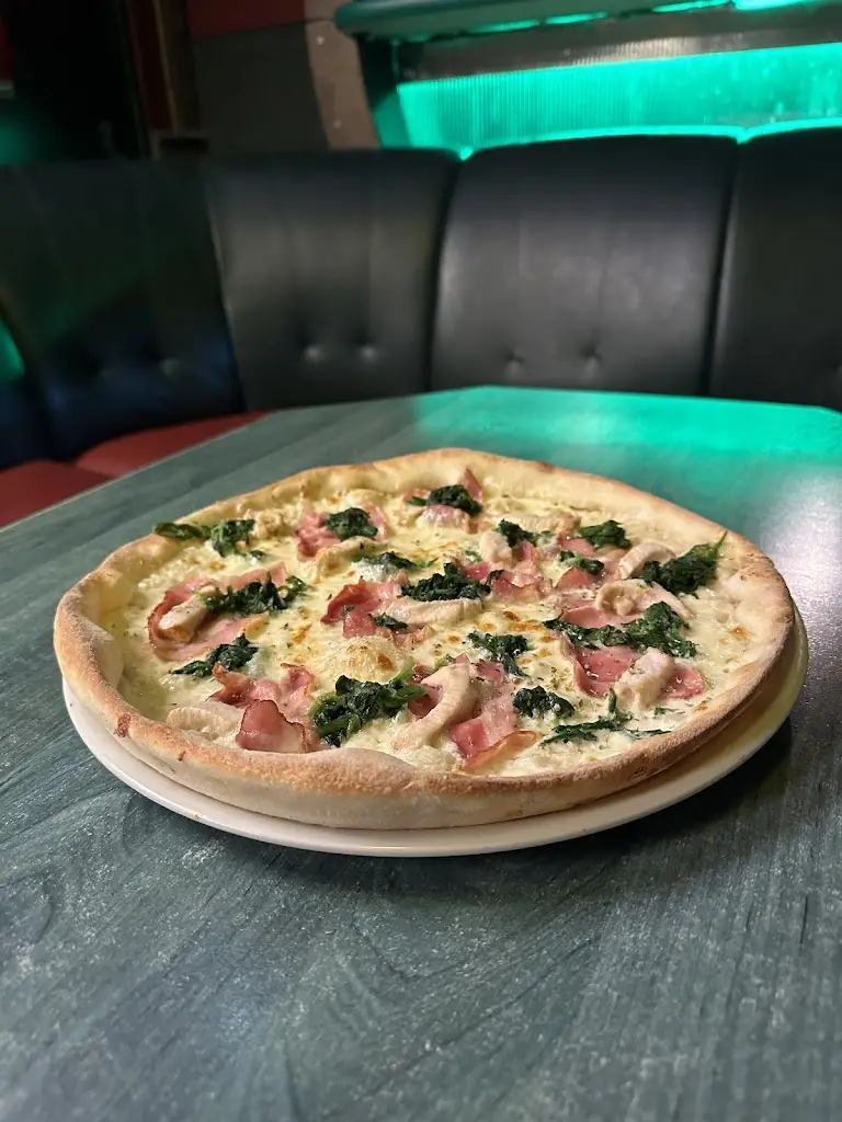 Pizzerie a Hudební klub TWISTER_Velké Pavlovice_slider_image_2