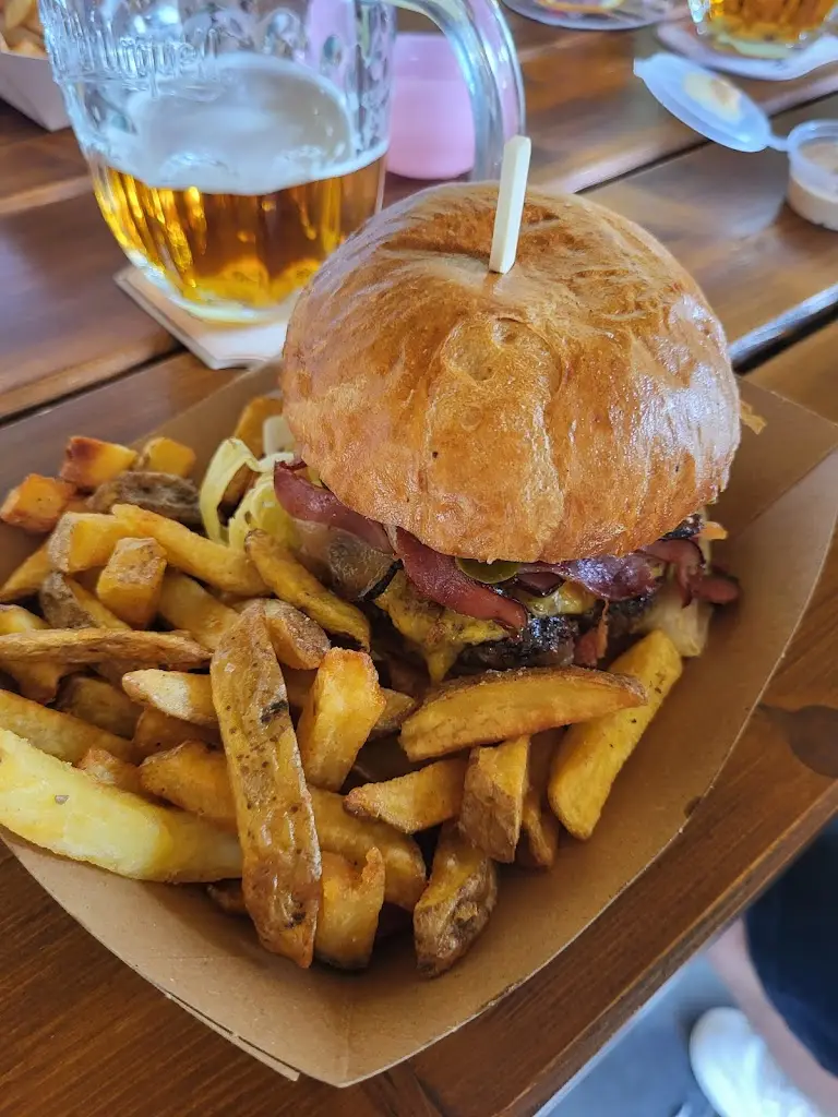 Jiří Novotný_Burger Bistro Na Zahradě_Velké Bílovice_review