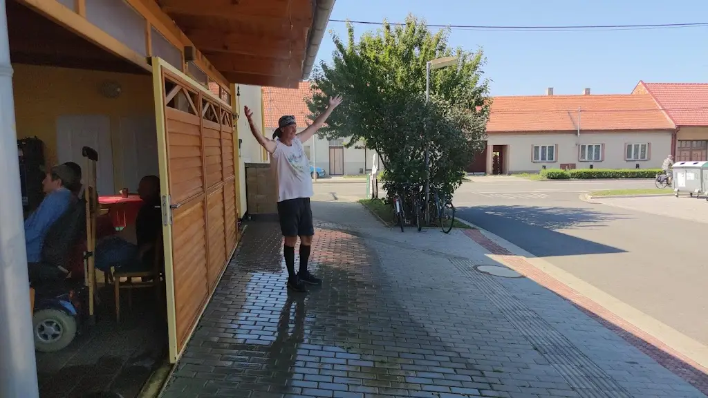 Patrick Rezzba_Lidový dům_Vnorovy_review