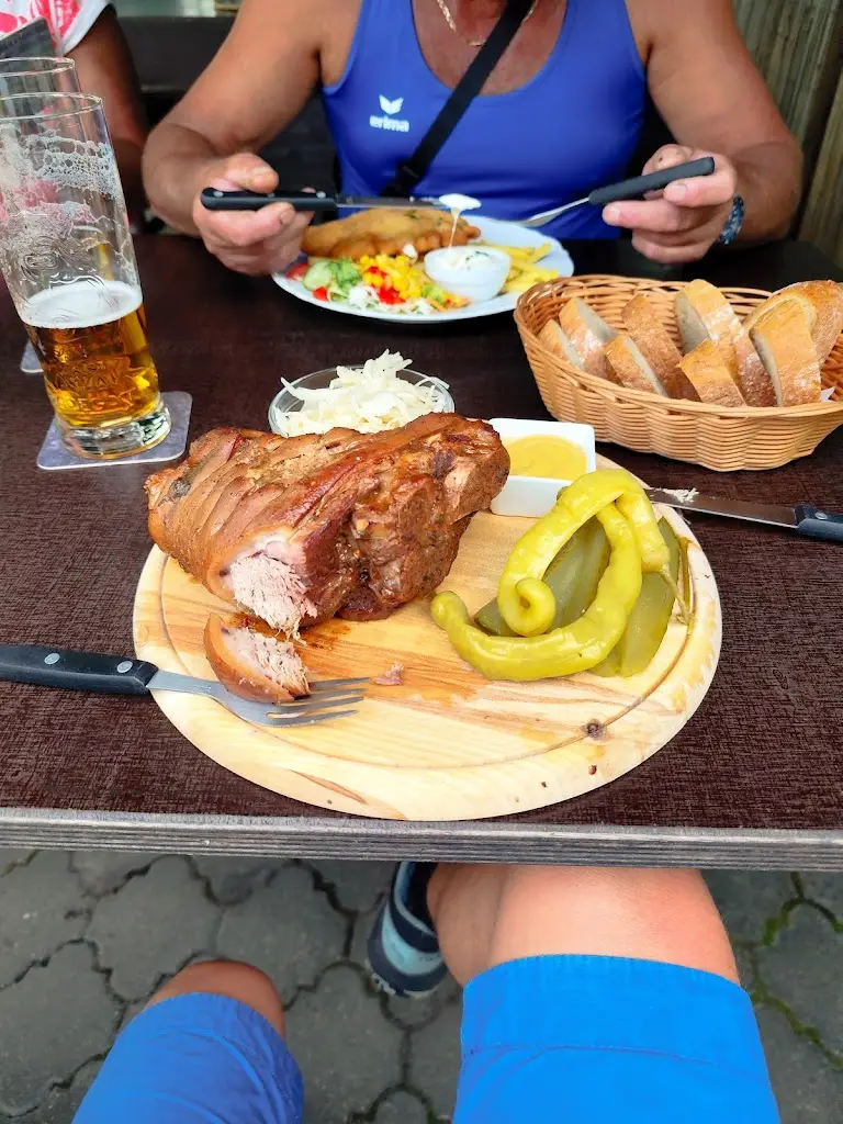 Tomas Lacinak_Zarazická hospoda_Veselí nad Moravou_review