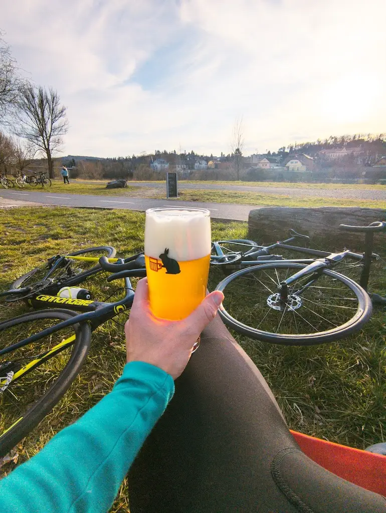 Martin Radosovsky_Kiosek Konec Žízně_Zbraslav_review