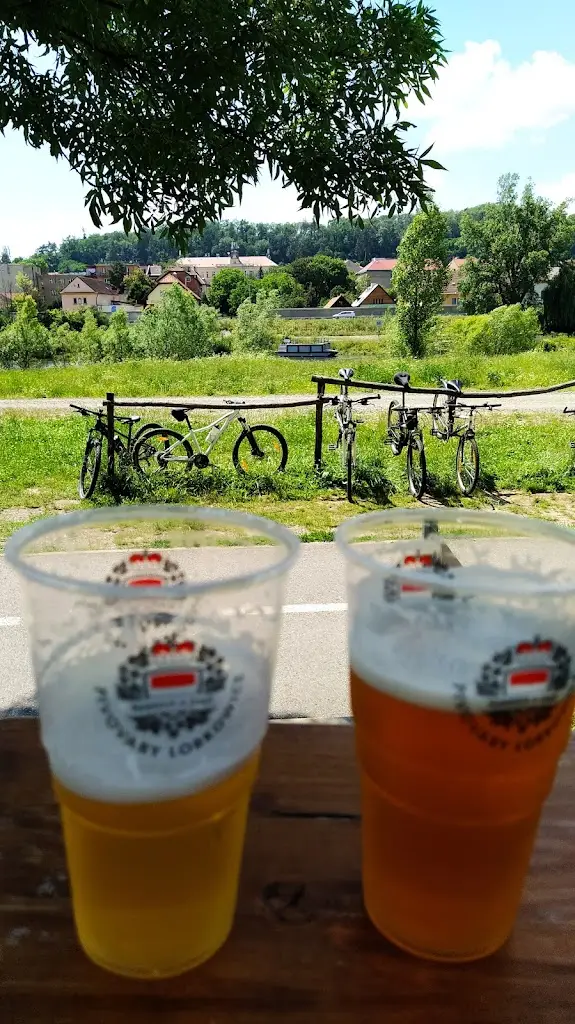 Dimitrios Grantas_Kiosek Konec Žízně_Zbraslav_review