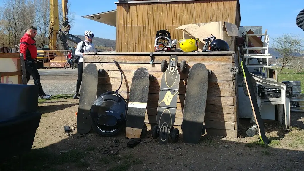 David BISKUP_Stánek u Alexe a Irči,_Zbraslav_review