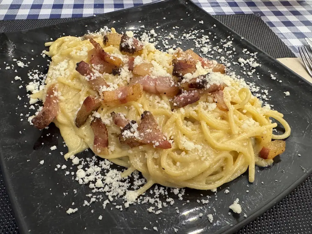 Carlotta Pham_Piazza Castello - pizzeria, trattoria, bar_Březová_review