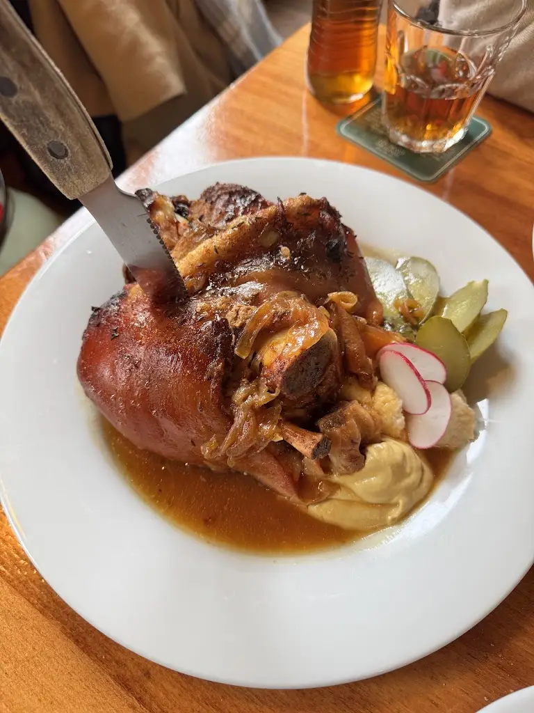 Mahsa & Tëma_Velkopopovická Karlovy Vary_Bochov_review