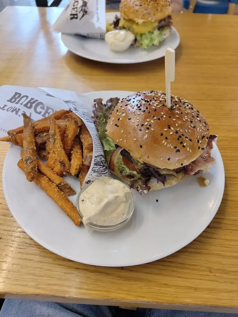 David Timovski_Tom's Burger_Chodov_review