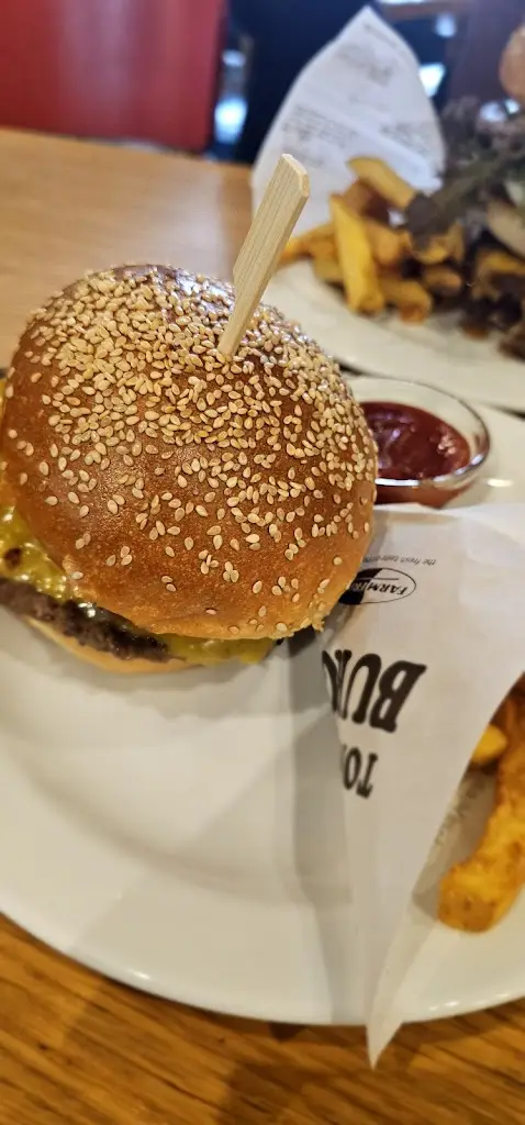 Gashaw Tsegaye_Tom's Burger_Chodov_review