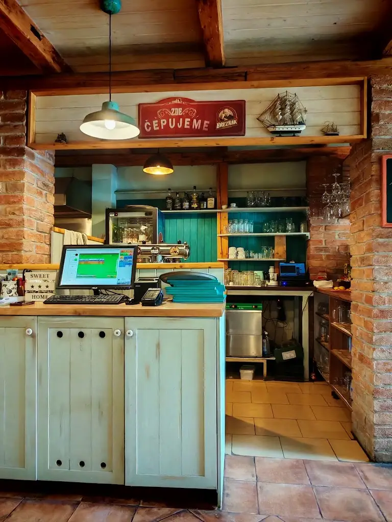 Andrea, Berenika Šnédarová_Pizzerie Na Vršku_Dačice_review