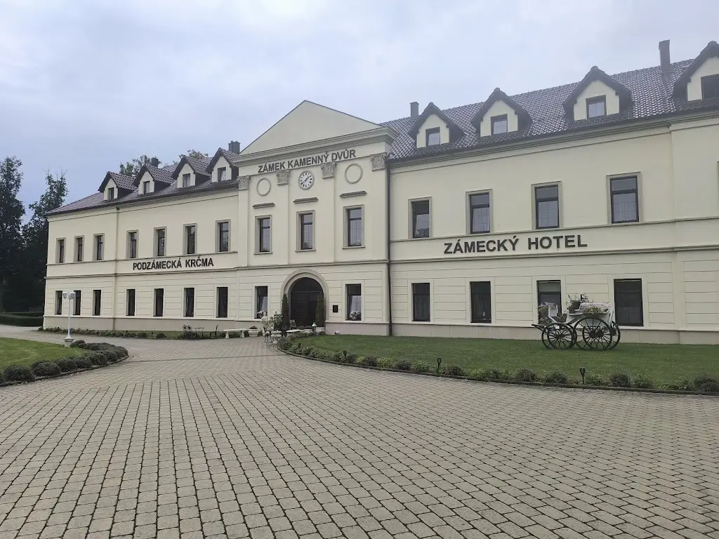 Dagmar Hrubá_Zámek Kamenný Dvůr_Kynšperk nad Ohří_review