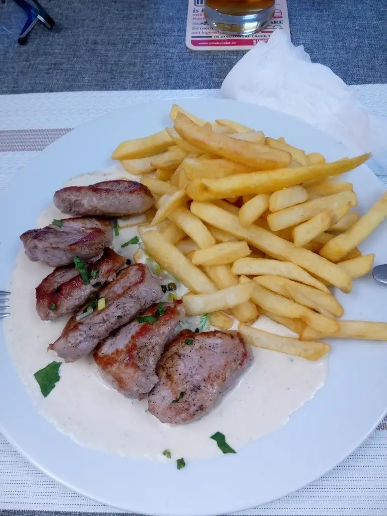 Jiří Mach_Restaurace u Kostela_Luby_review