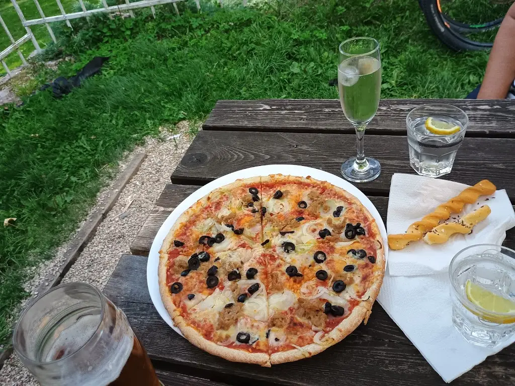 Neil Jones_Café Praha_Lázně Kynžvart_review