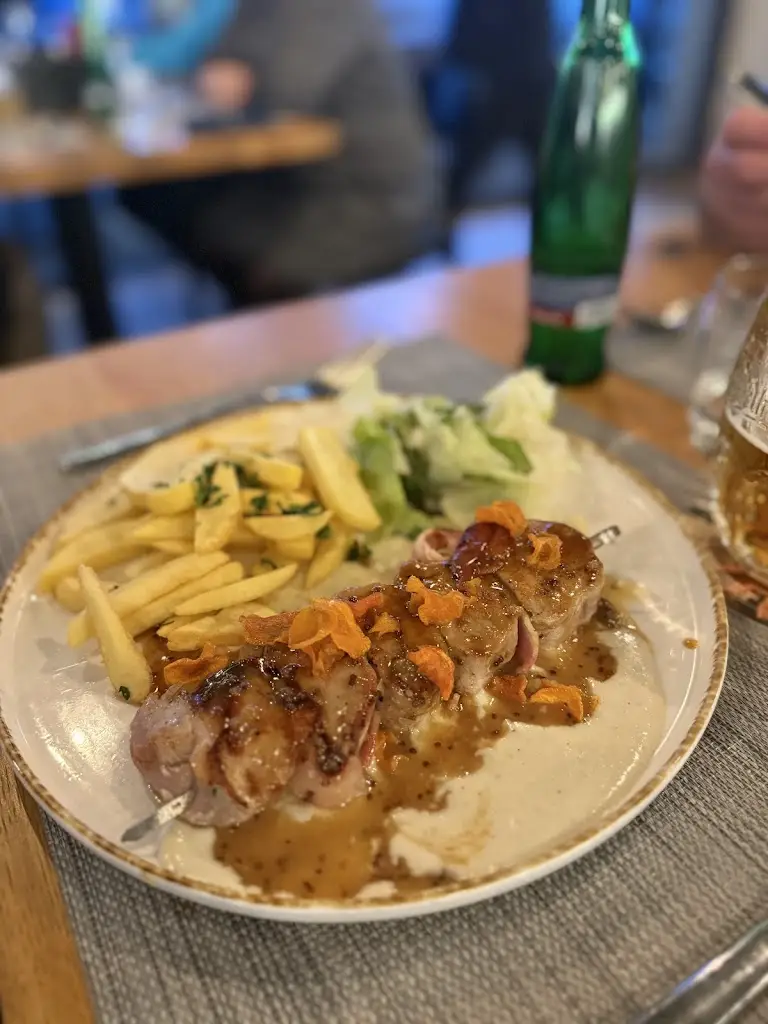 Radka N_Pérák_Okres Sokolov_review