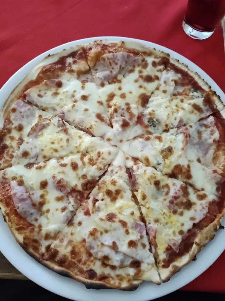 Pizza & Burger u kostela_Žlutice_slider_image_3